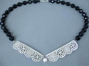Kantwerk – collier – zilver, antieke glasgitten
