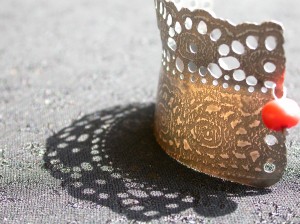 Kantwerk – armband – zilver, antieke glasgitten, bloedkoraal