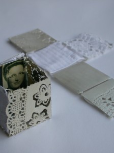 Ik zou je in een doosje willen doen - zilver, gesteven kant en stof van de Walcherse muts
