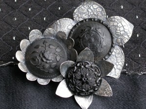 Knoopwerk – broche – zilver, antieke glazen en hoornenknopen