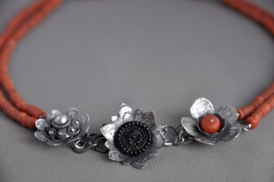 Knoopwerk – zilver, antieke bloedkoralen, Zeeuws knoopje en glazen knoop